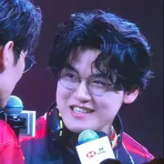 Vừa khóc vừa đọc truyện gay